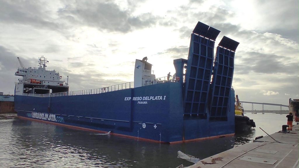 Hace escala en el puerto de Montevideo el buque Expreso del Plata I