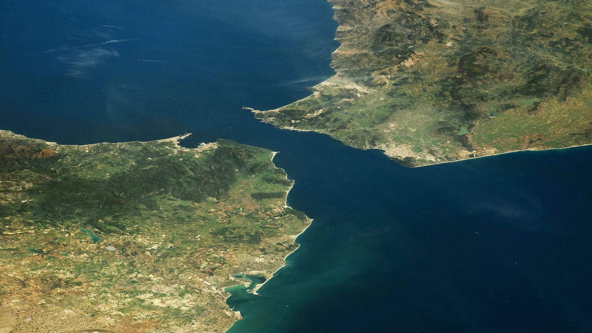 Estrecho de Gibraltar podría ser el escenario de nuevos ataques contra el transporte marítimo internacional