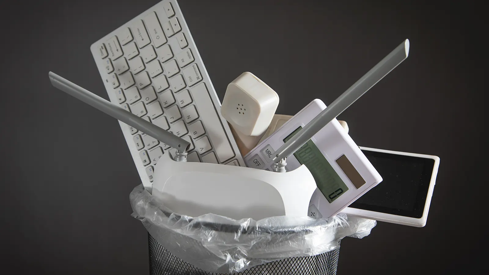 residuos electrónicos en una papelera