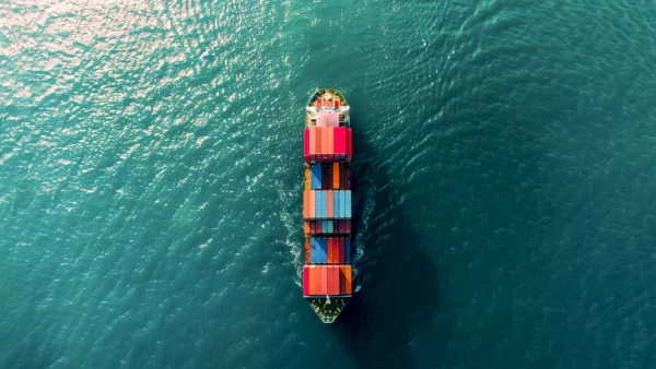 barco carguero de containers navegando por alta mar
