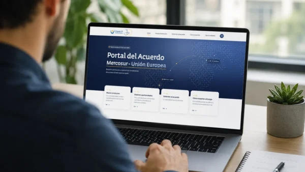 persona revisando portal web en laptop en su oficina
