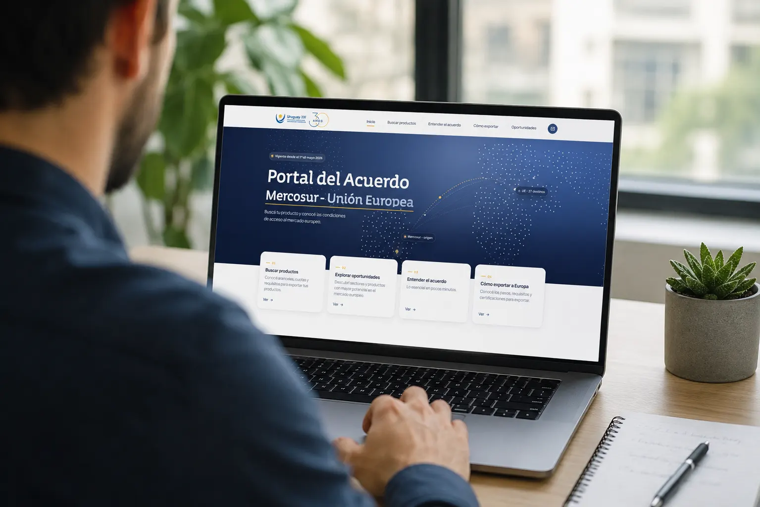 persona revisando portal web en laptop en su oficina