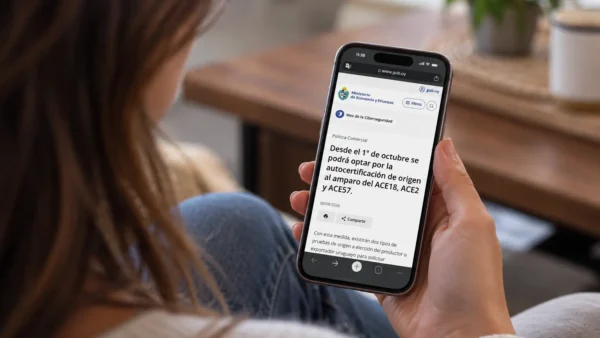 mujer mirando noticia en la web del ministerio de economía y finanzas