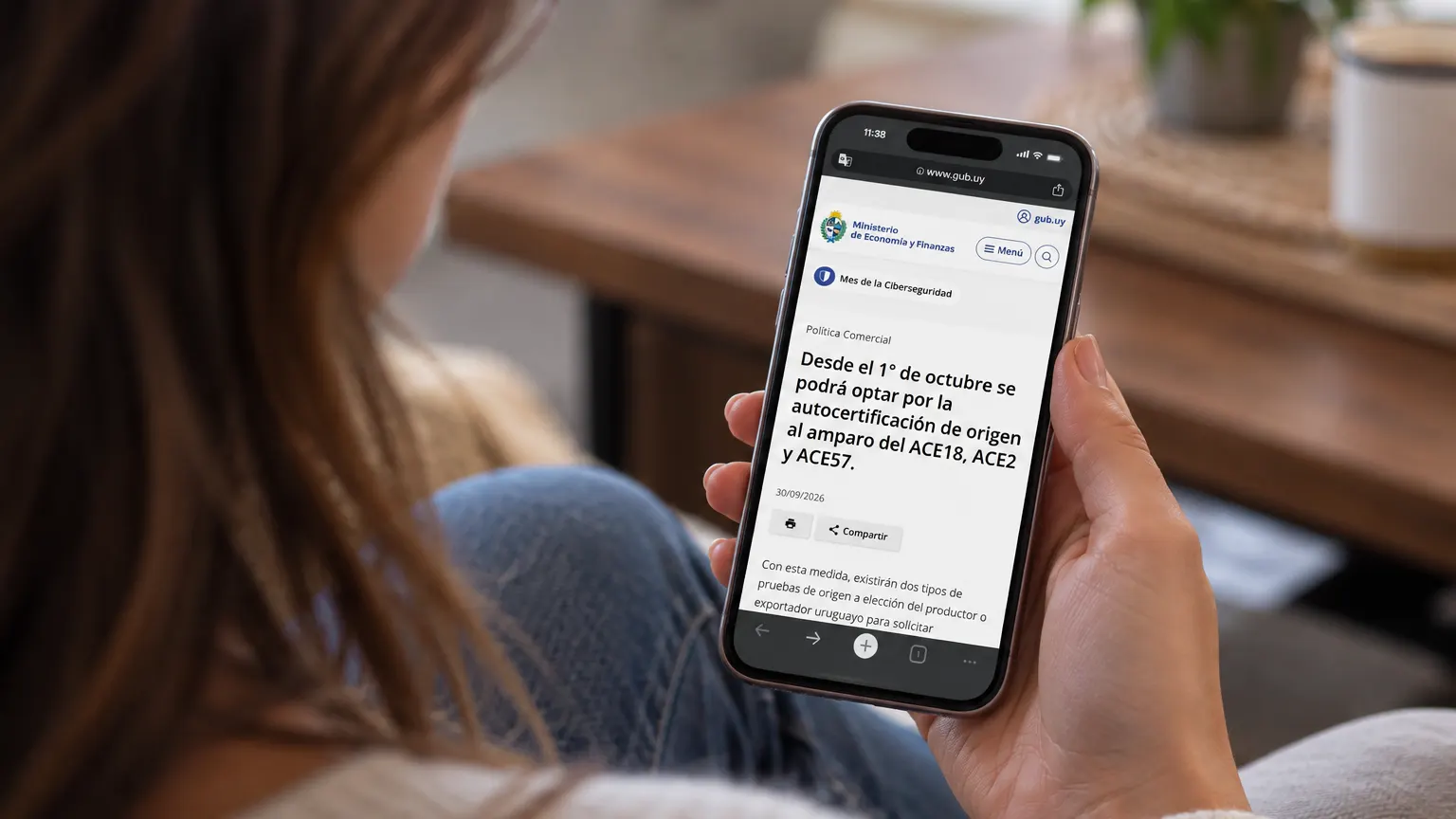 mujer mirando noticia en la web del ministerio de economía y finanzas